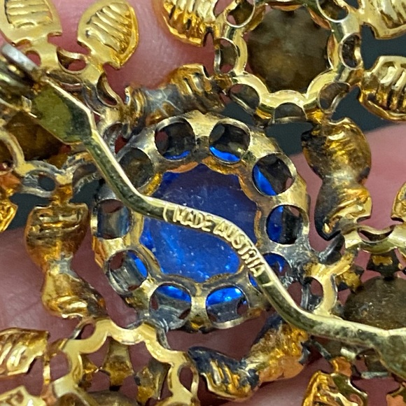 Vintage Austrian Crystal Ornate Gold Tone Filigree Blue Crystal Brooch 6.5g - Picture 15 of 15